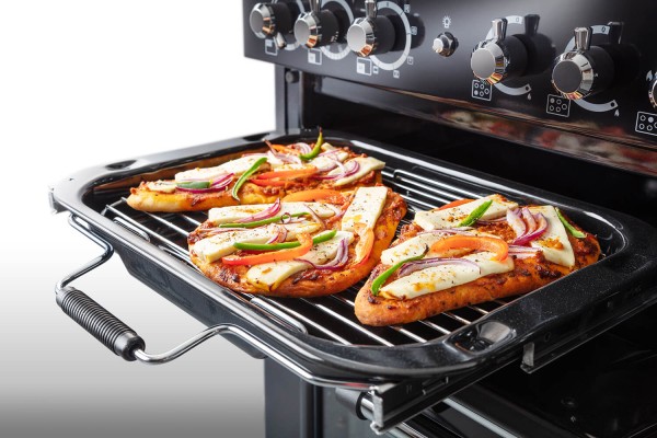 RS17580_Classic Deluxe 90 Dual Fuel and 100 Dual Fuel deluxe glide-out grill with naan bread with cheese and vegetables-original.jpg