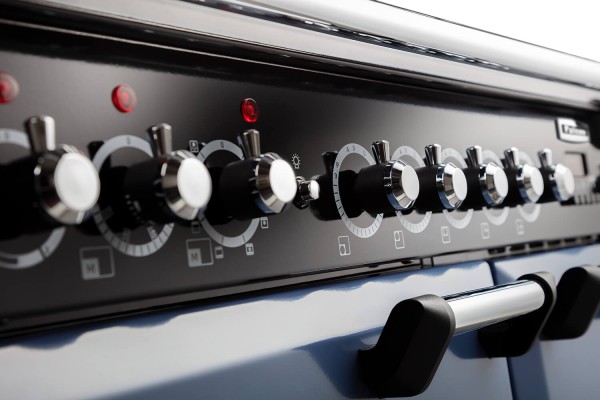 RS17780_Falcon Classic Deluxe Induction fascia close-up-original.jpg