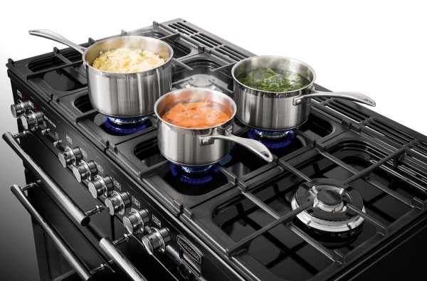 RS17534_Infusion 110 gas hob with pans-original.jpg