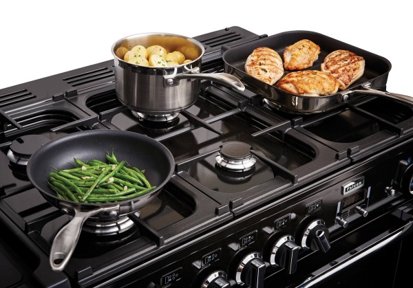 RS17775_110963 Falcon Professional Deluxe 110 gas hob with chicken_ potatoes and green beans-original.jpg