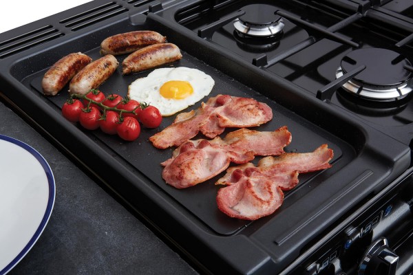 RS17604_Professional Deluxe 110 Dual Fuel griddle with bacon and sausages-original.jpg