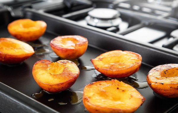 RS17721_Nexus SE Dual Fuel griddle with nectarines-original.jpg