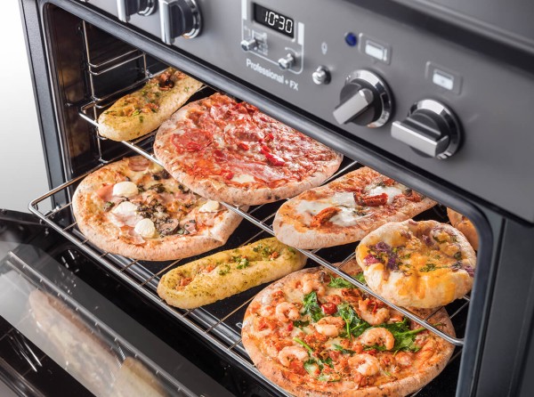 RS21089_Professional+ FX 90 Induction-Full oven with pizzas and bread-1-original.jpg